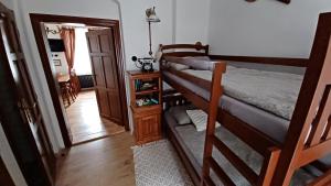 Łóżko lub łóżka w pokoju w obiekcie Zlatá léta - apartmánový dům Jáchymov