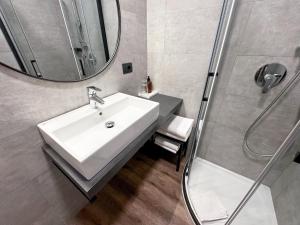 ein Bad mit einem Waschbecken und einer Dusche in der Unterkunft Villa Paola B&B in Nago-Torbole