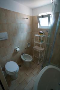 カプリにあるLa Casa Dei Merliのバスルーム(トイレ、洗面台、シャワー付)