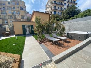a park with a bench and a building at La Villetta Sull'Argine in Imperia