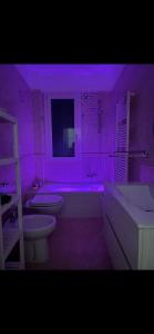 La salle de bains est pourvue d'un éclairage violet. dans l'établissement Alemà casa vacanze, à Leporano