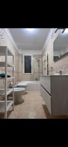 La salle de bains est pourvue d'un lavabo, de toilettes et d'une baignoire. dans l'établissement Alemà casa vacanze, à Leporano