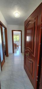 um corredor com uma porta de madeira e uma sala de jantar em Complejo Vallsun em Estepona