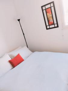 Ένα ή περισσότερα κρεβάτια σε δωμάτιο στο Colocation Chambre Meublée en face la gare de le Mée-sur -Seine