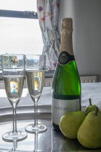 a bottle of champagne and two glasses of pears at Dartmoor Inn Merrivale in Yelverton