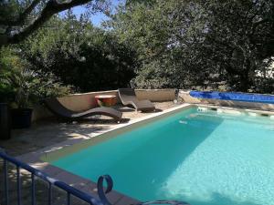 DeauxにあるL'Atelier en Cévennes - Logement 55m2の青いスイミングプール(椅子2脚、テーブル付) +9枚の写真