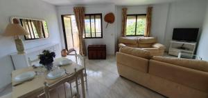 uma sala de estar com um sofá e uma mesa em Complejo Vallsun em Estepona