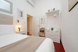 ローマにあるterry's houseの白いベッドルーム(ベッド1台、椅子付)