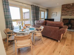 Posezení v ubytování Nook Cottage