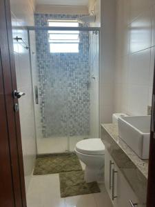 La salle de bains est pourvue d'une douche, de toilettes et d'un lavabo. dans l'établissement Ap202 Vista Praia de Bicanga, à Serra