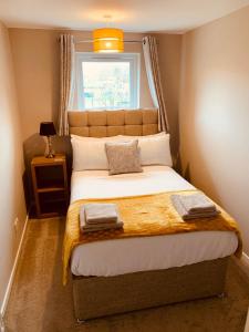 Letto o letti in una camera di 2 bedroom house walking distance to city centre WITH FREE PARKING