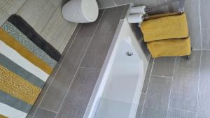 ein Badezimmer mit einer Badewanne in der Mitte des Stockwerks in der Unterkunft 2BR Cottage Swimming Pool Near Airport in Harare + 33 Fotos