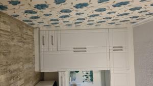 Zimmer mit einer Decke mit blauen Blumen darauf in der Unterkunft 2BR Cottage Swimming Pool Near Airport in Harare