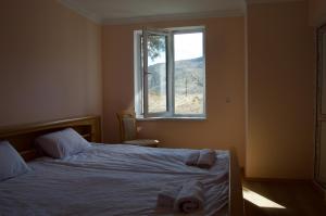 En eller flere senge i et værelse på Guest House Tirebi