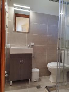 Koupelna v ubytování natura studios superior almyros + 13 fotografií