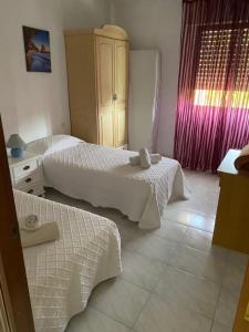 um quarto de hotel com duas camas e uma janela em Complejo Vallsun em Estepona