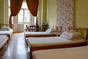 Zimmer mit 4 Betten und einem Fenster in der Unterkunft Trzy Kafki Private Rooms in Krakau