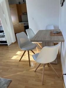 una cucina con tavolo e due sedie e tavolo e sedie di Fewo Mima a Oberweissburg