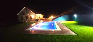 una piscina vacía en un patio por la noche en Casa A mi Vera en Covelo