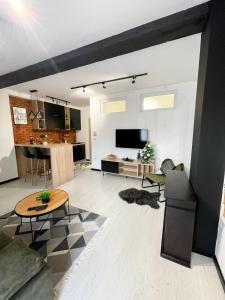 een woonkamer met een bank en een tafel bij Apartman Ceca Pale in Pale