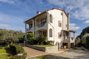 a large white house with a courtyard at RENT HOUSE BEACH MIRTOFITO 8 km FROM PERAMOS in Elaiokhórion