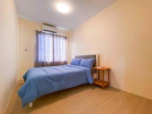 アンヘレスにあるHoshi's Cozy House Angeles City, Philippinesのベッドルーム1室(青いシーツと窓付)