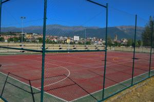 Tenis alebo squash v ubytovaní CH Tietar alebo jeho okolí