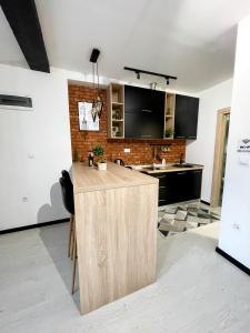 een keuken met een houten eiland in een kamer bij Apartman Ceca Pale in Pale +7 foto's