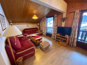 Televízia a/alebo spoločenská miestnosť v ubytovaní Appartement familial avec Multi Pass, WIFI et parking, proche du centre de Châtel - FR-1-693-41