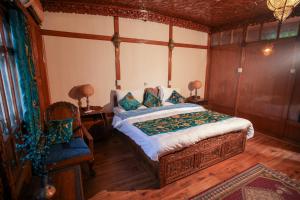 Säng eller sängar i ett rum på Naaz Kashmir Houseboat
