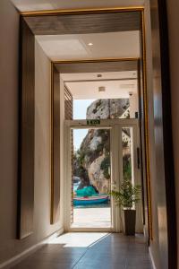 uma porta que dá acesso a um quarto com vista para o oceano em Blu Waters Boutique Hotel em Xlendi