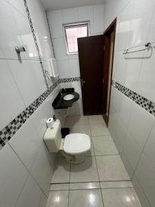 y baño con aseo y lavamanos. en Apart 2 quartos Ribeiro, en Belo Horizonte