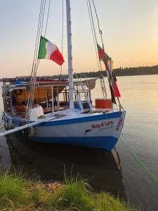 ルクソールにあるKing of loveの旗を掲げて水中に座る船