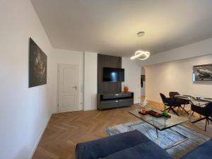 uma sala de estar com um sofá e uma mesa em Luxuriöses Ferienwohnung mit Wellness Oase em Saarburg