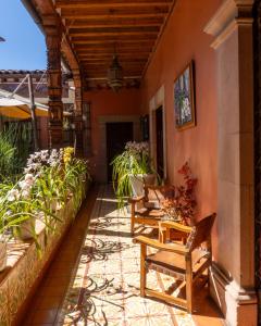 un patio con sillas y mesas en una casa en La Casa B & B, en Pátzcuaro