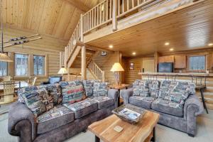 Ruang duduk di 816 Mountain Cabin