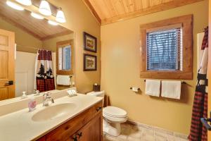Bilik mandi di 816 Mountain Cabin +21 gambar