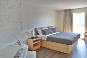 Ένα ή περισσότερα κρεβάτια σε δωμάτιο στο Motel Mascouche
