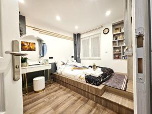 Schlafzimmer mit einem Bett und einem Schreibtisch in der Unterkunft Remarkable air-con 2-Bed Apartment by Paris in Le Kremlin-Bicêtre