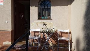 una mesa y dos sillas frente a un edificio en Residencial Golf jerez, en Jerez de la Frontera