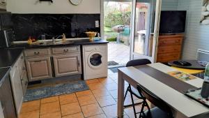 a kitchen with a sink and a washing machine at T1 bis indépendant dans maison individuelle in Albi