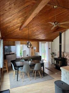 a living room with a dining table and a ceiling at Cozy chalet near the beach in Shediac