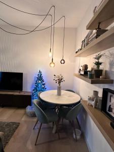 Sala de estar con mesa y árbol de Navidad en kittens house en Milán