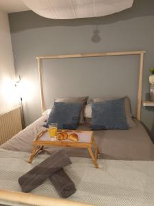 Una cama con una bandeja de donas sobre una mesa. en Appartement - centre historique, en Morlaix