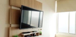 EuVe Ocean View Flat in Lima的电视和/或娱乐中心