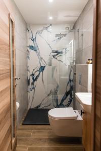 uma casa de banho com um WC e um lavatório em Blu Waters Boutique Hotel em Xlendi