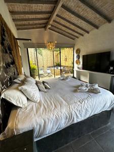 מיטה או מיטות בחדר ב-Ibuku Hotel Guatapé - Chalets