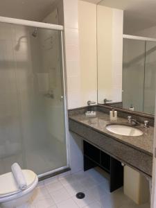 a bathroom with a toilet and a sink and a shower at Flat próximo Congonhas in São Paulo