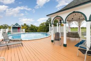 une terrasse avec une piscine et un pavillon dans l'établissement Creation Resorts, à Williamstown
