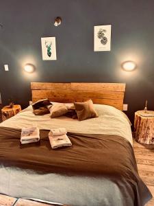 ein Schlafzimmer mit einem großen Bett mit zwei Handtüchern darauf in der Unterkunft Casa de Campo con tina de agua caliente in Trevelín